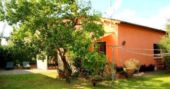 Casa singola con giardino, Pescia (PT) Casa singola con giardino, Pescia (PT)