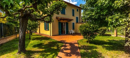 Casa Libera su tre lati a Galleno Casa Libera su tre lati a Galleno