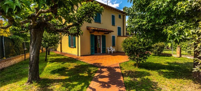 Casa Libera su tre lati a Galleno Casa Libera su tre lati a Galleno