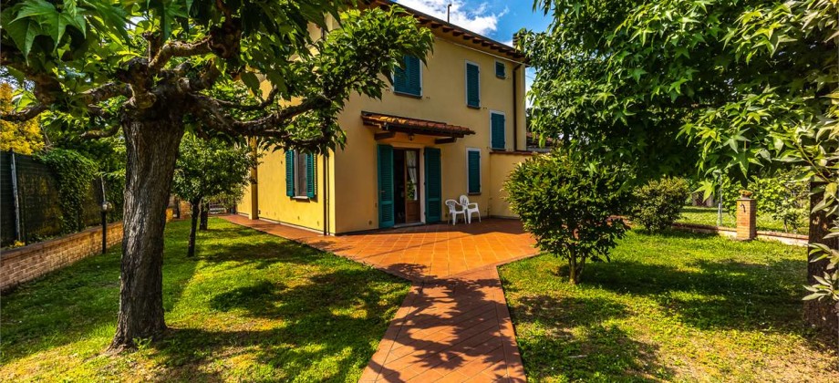Casa Libera su tre lati a Galleno Casa Libera su tre lati a Galleno